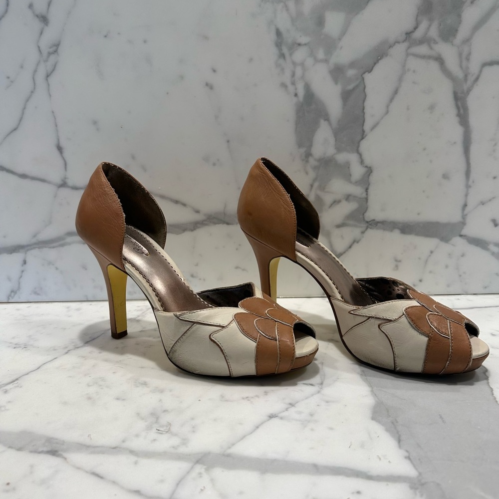 Poetic license white and tan pumps